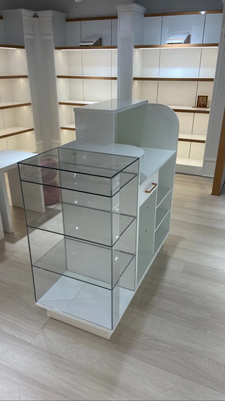 Торговое оборудование для Мебель для бутика Mario Berluchi