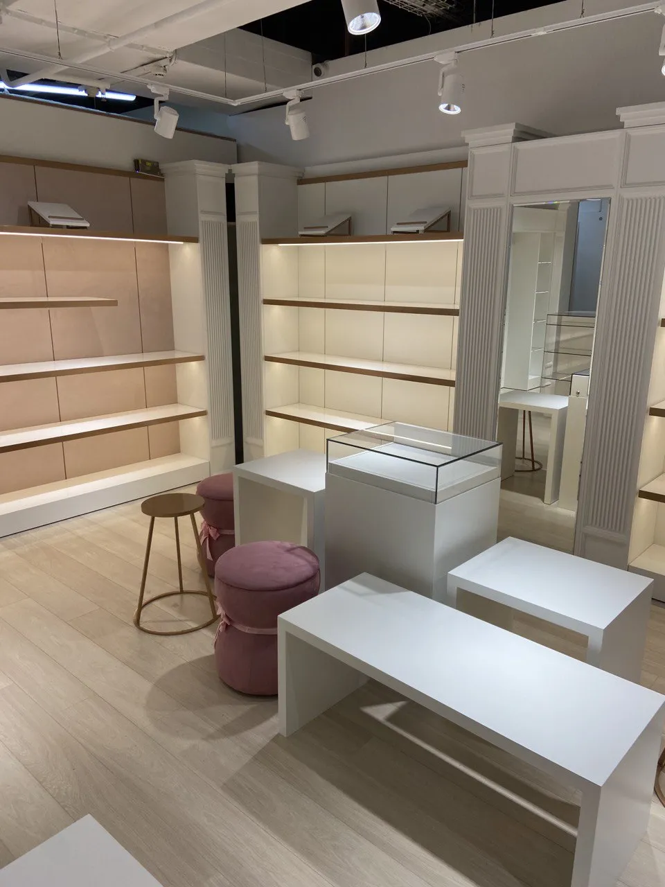 Торговое оборудование для Мебель для бутика Mario Berluchi
