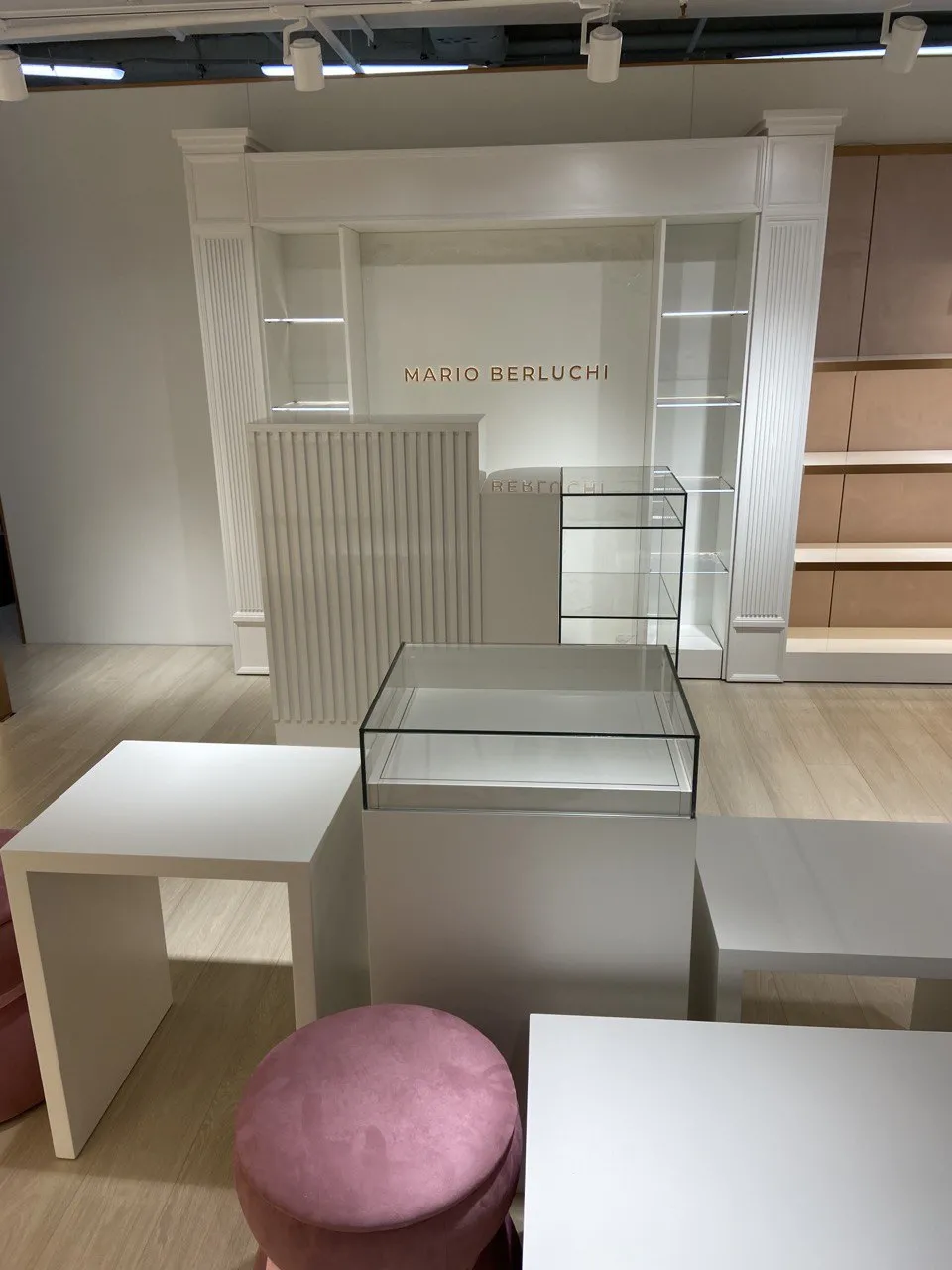 Торговое оборудование для Мебель для бутика Mario Berluchi