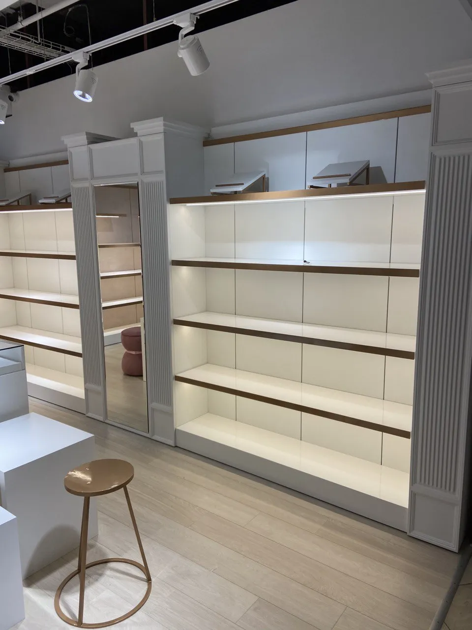 Торговое оборудование для Мебель для бутика Mario Berluchi