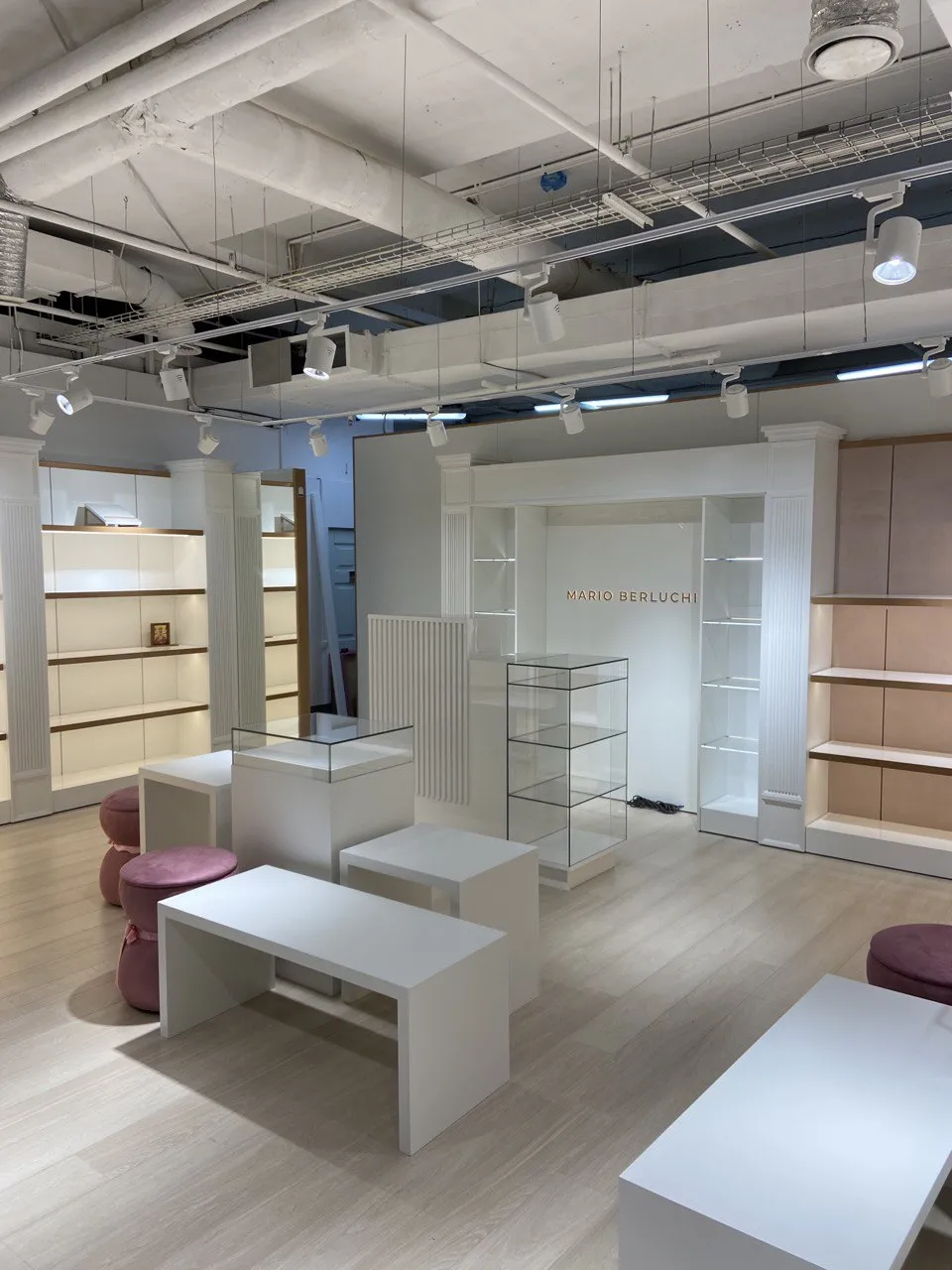 Торговое оборудование для Мебель для бутика Mario Berluchi