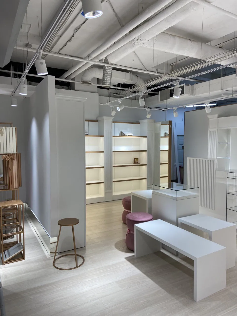 Торговое оборудование для Мебель для бутика Mario Berluchi