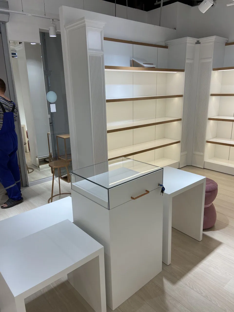 Торговое оборудование для Мебель для бутика Mario Berluchi