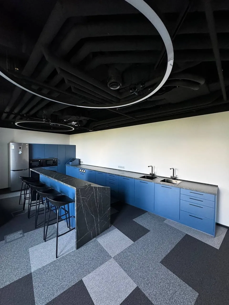 Современные офисные кухни с расширенным функционалом.