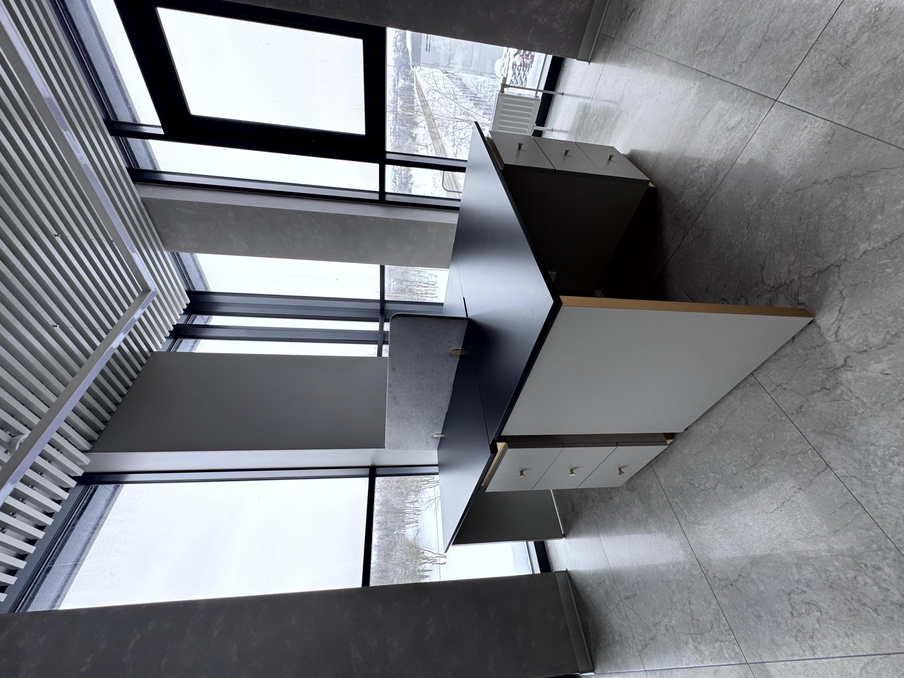 Рабочие столы. Встроенная тумба с надежной фурнитурой. Столешница - МДФ покрытый стойким итальянским пластиком.