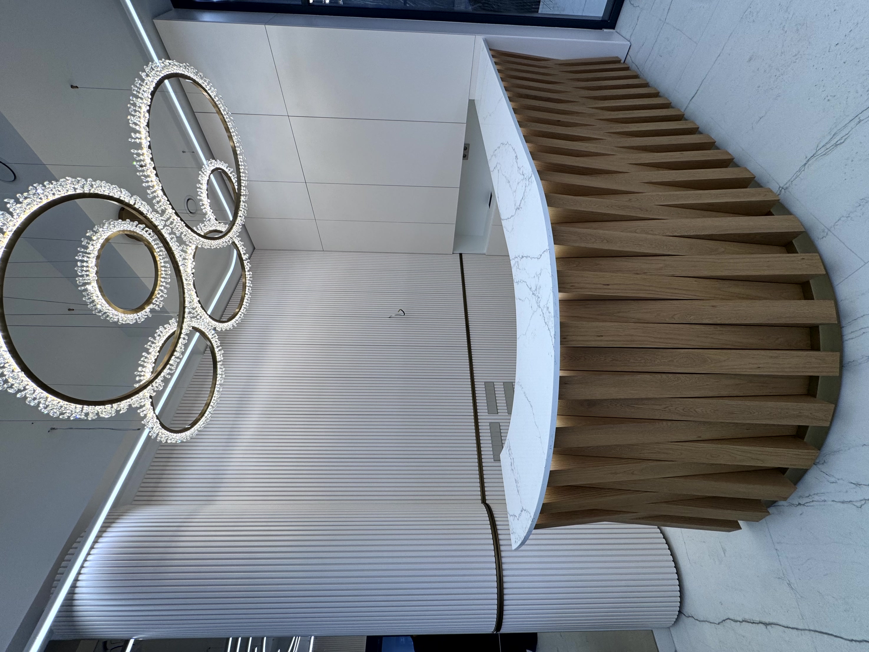 Стойка рецепции. Столешница из камня. Декор фасада - натуральный шпон. Встроенный шкаф и стеновая панель.