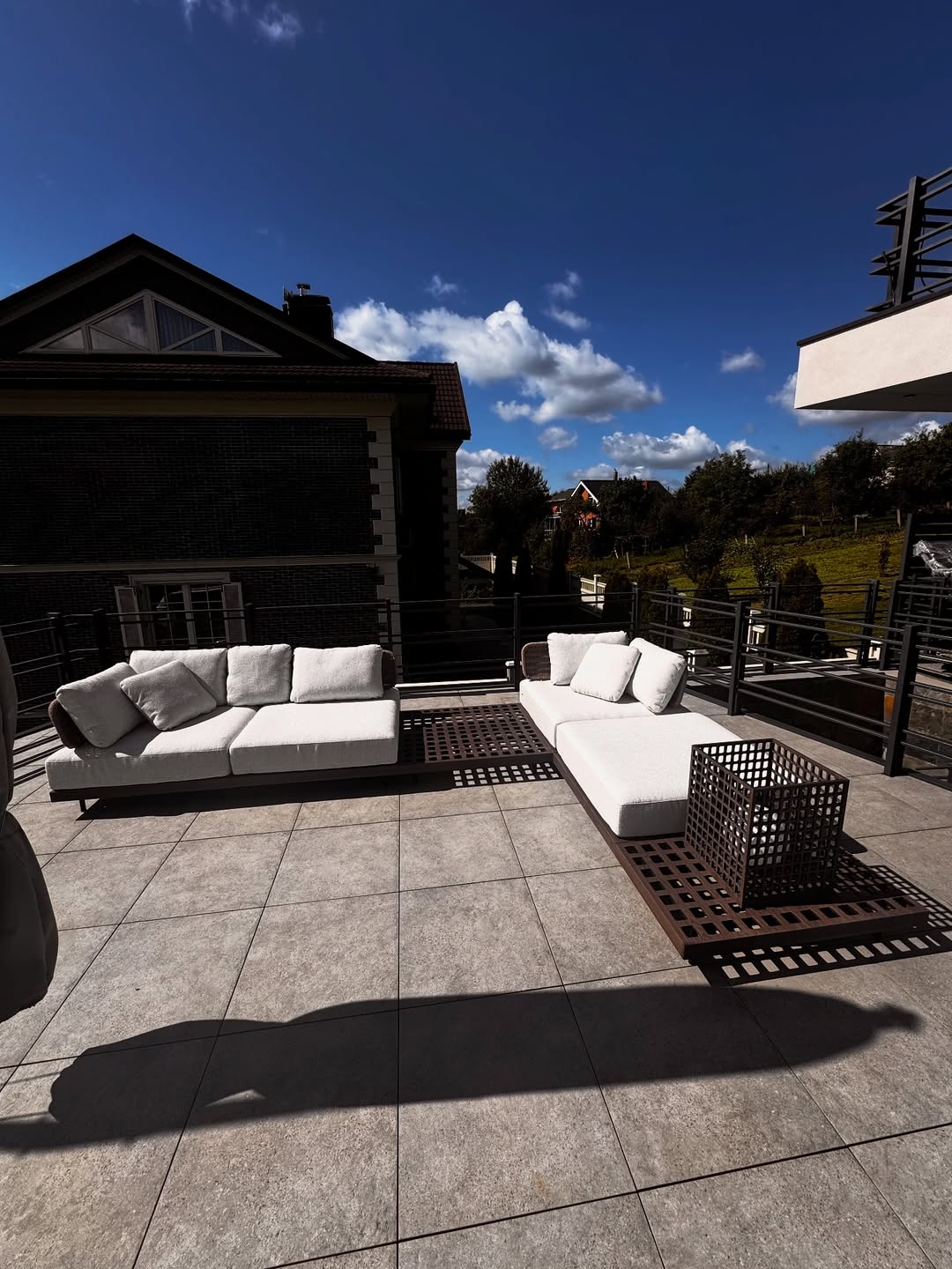 Диван для террасы. Основание - Металл декорированный HPL. Мягкие детали преспособлены к эскплуатации на улице.