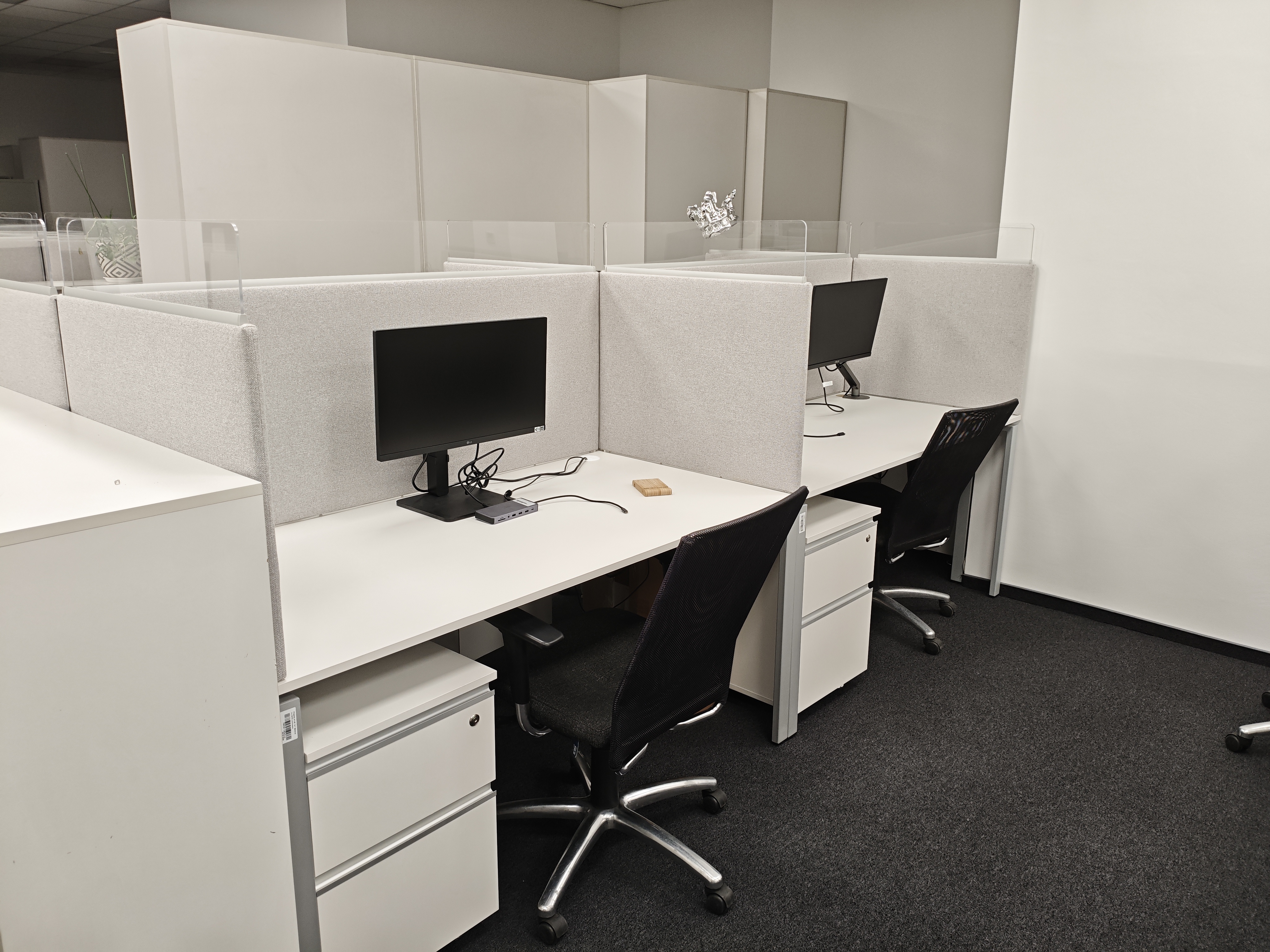 Столы для персонала для Акустические перегородки для офиса компании А1