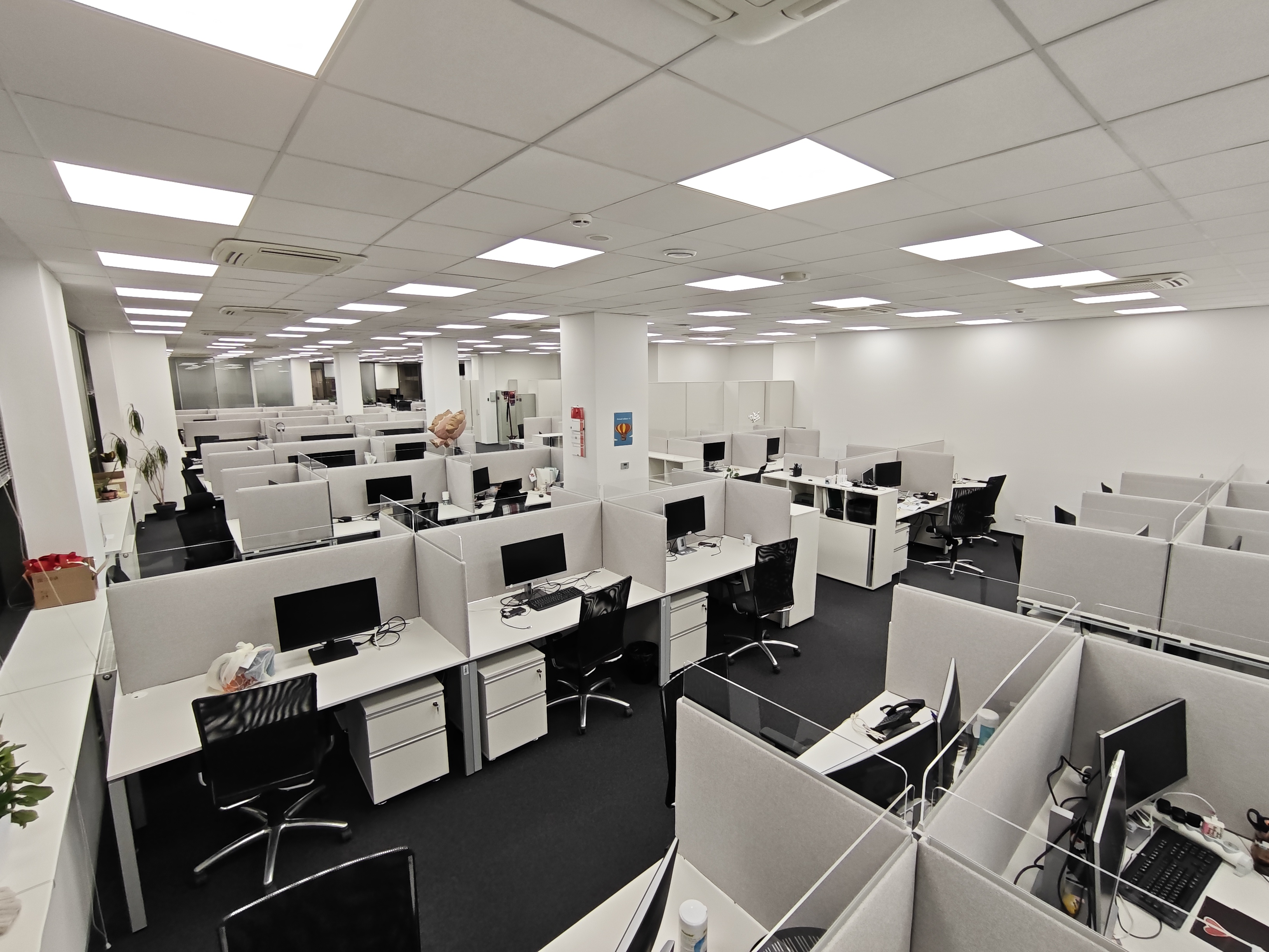 Столы для персонала для Акустические перегородки для офиса компании А1